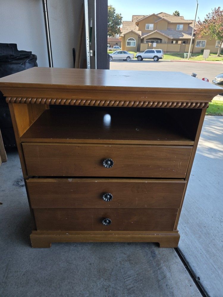 2 WOODEN NIGHT STAND