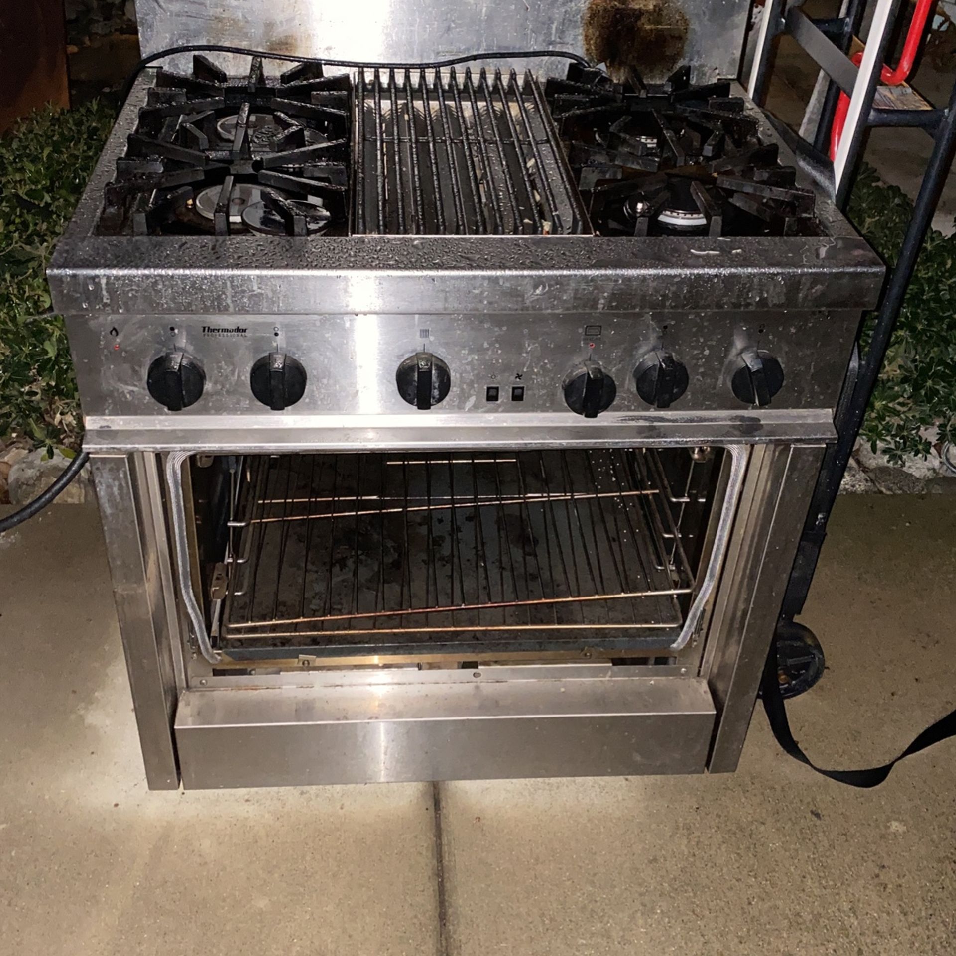 Thermador 36” Gas Range  Parts Only Free
