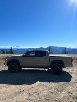5’ Toyota Tacoma 3rd Gen hard Tonneau cover (2018)