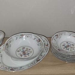 Buckingham Regency Ranmaru Fine China 32 Piece Set - Floral with Gold Trim