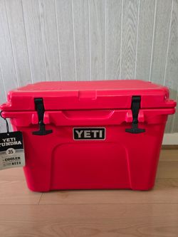 Yeti Tundra 35 Cooler Red with Basket