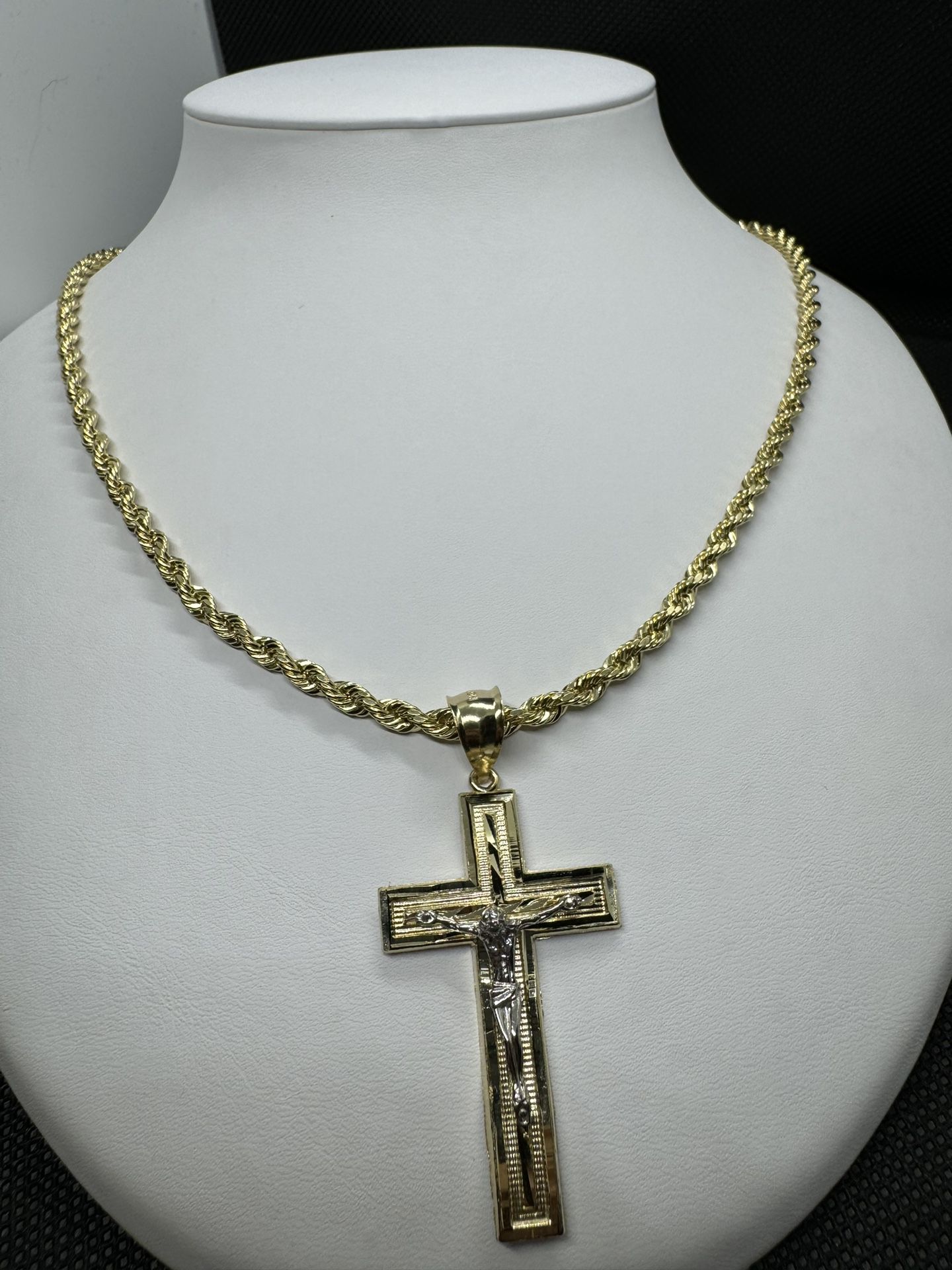 14kt Gold Men’s Chain And Pendant 