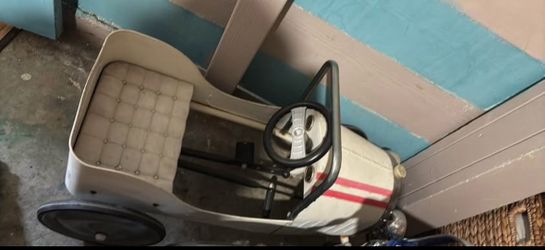 Metal classic pedal car