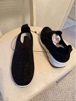 Women’s New with tag Morgan Taylor size 6.5 slip on design with knit bling