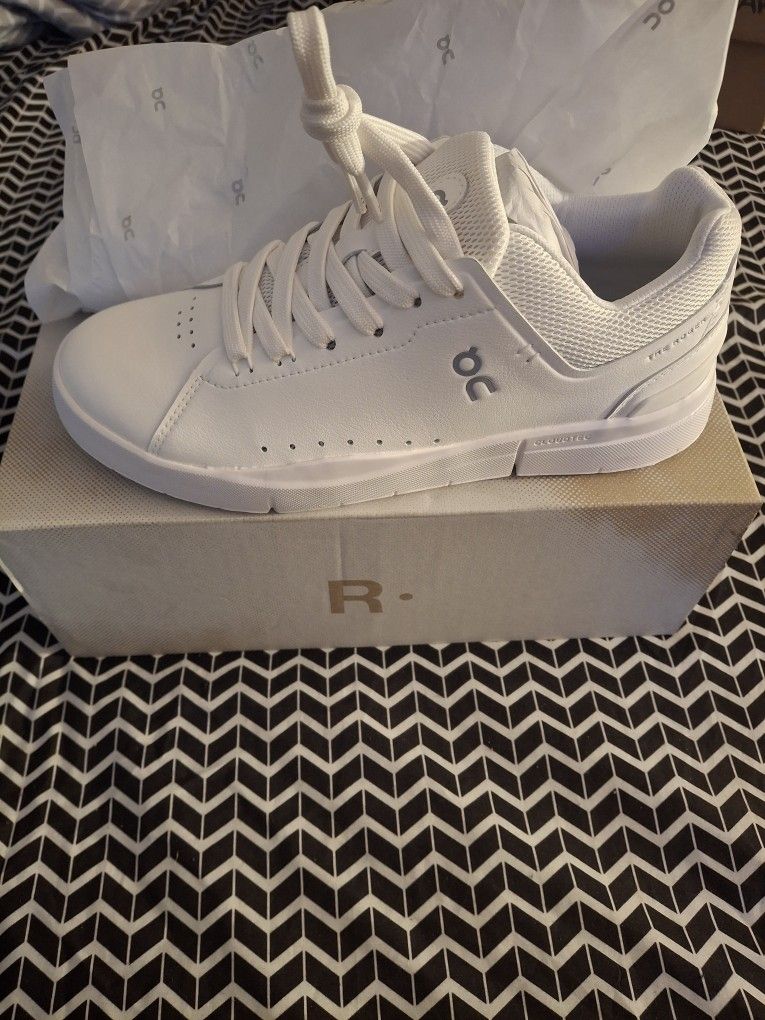 On The Roger Advantage Shoes White Women's Size 7