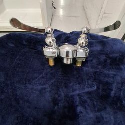 NEW MOEN" LOW NECK FAUCET, PERFECT FOR BATHROOM OR LAUNDRY AEEA WITH A WASH AEEA, GREAT DEAL FOR THE PRICE!!!