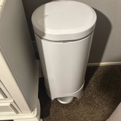 Munchkin Diaper Pail With Refill Bags