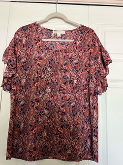 It’s very cute blouse for women’s the size is small the color multicolor made by Michael Kors