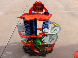 Hot Wheels Ultimate Garage T-Rex Playset — Large Track Garage