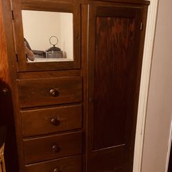 Cedar robe With Drawers And Closet 