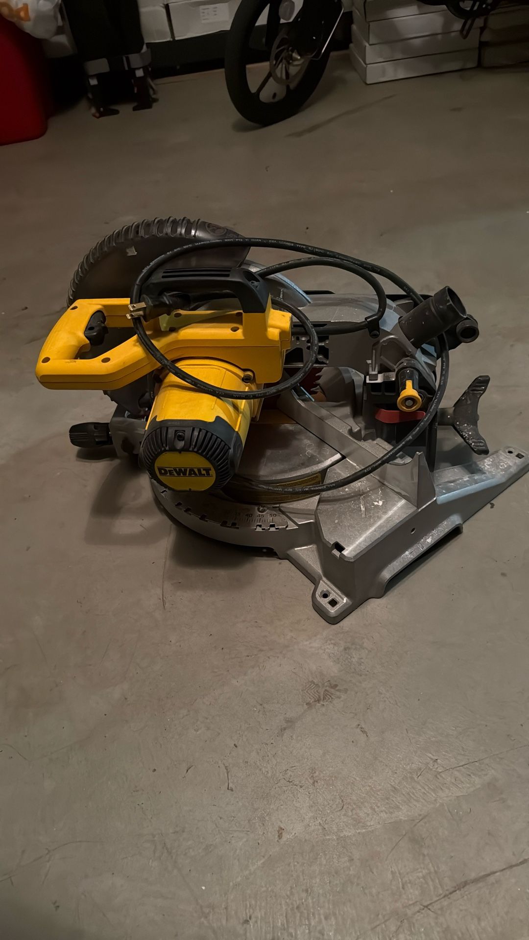 DEWALT 12-Inch Miter Saw, 15-Amp, Single Bevel, Compound (DWS715)