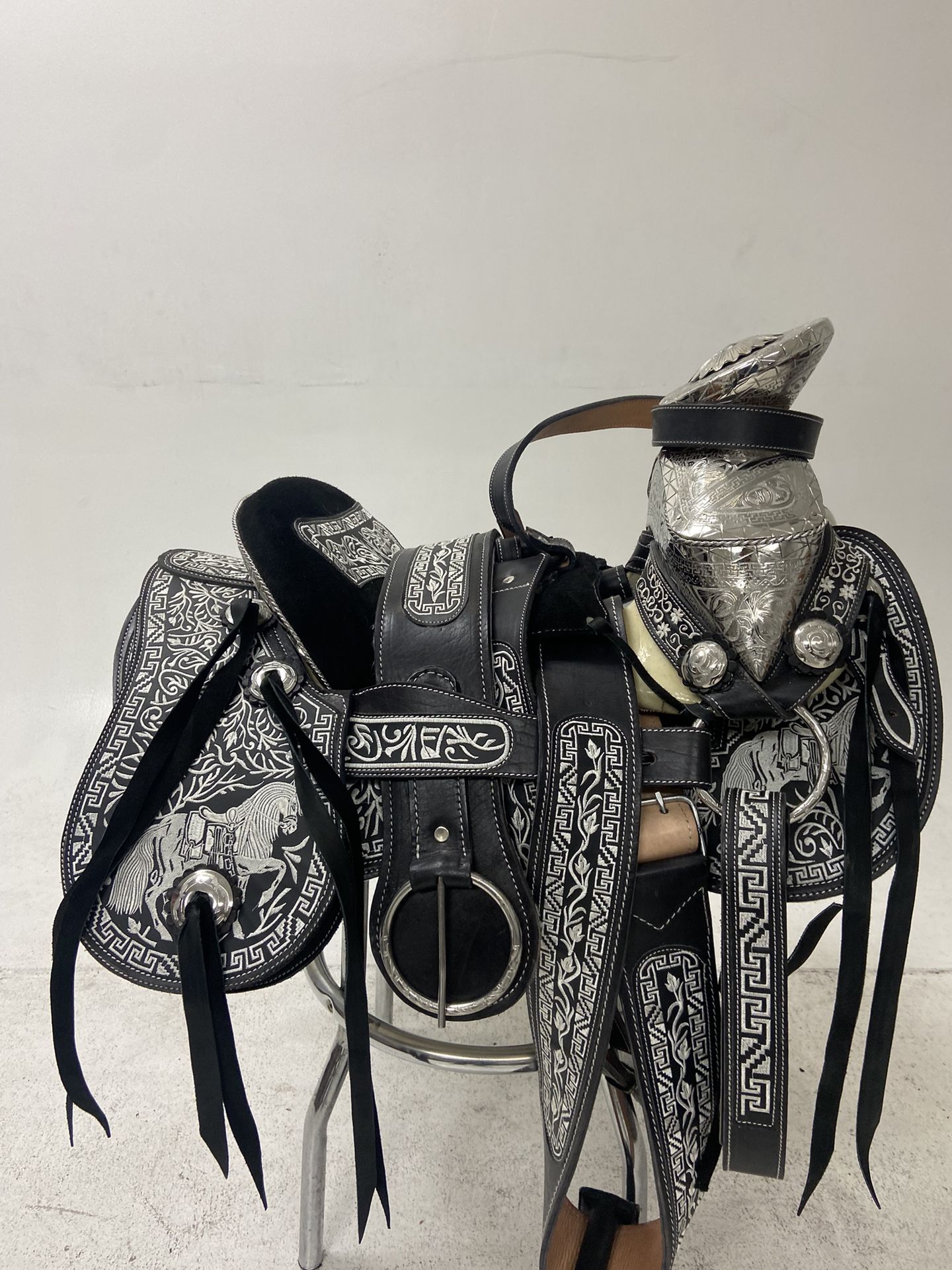 Preciosa Montura Charra Bordada Con Herrage Y Fuste Plateado Completo