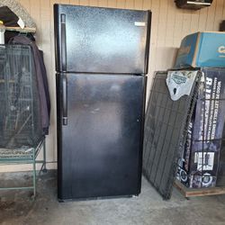 Black 18.2 Cu Ft Frigidaire Refrigerator Top Freezer
