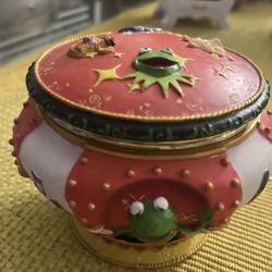 Vintage Muppets Holding Co. Miss Piggy Music Box Muppet Show Theme -Disney