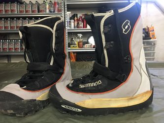 Snowboard boots