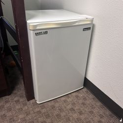 Mini fridge 
