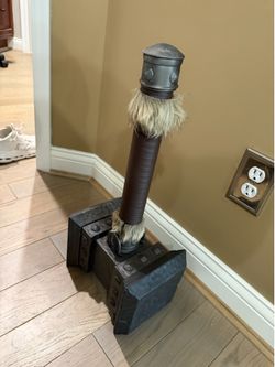 World of Warcraft Doom Hammer 1:1 with Fur Handle 100% Metal 22" Long!  In great shape!  Renaissance Ren Faire