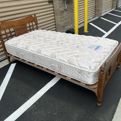 Twin Size Bed With Mattress/cama Tamano Individual Con Colchón 