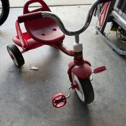 Radio Flyer Ready to Ride Trike for Toddlers  With Streamers Tricycle