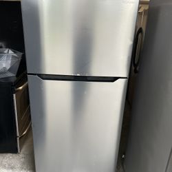 INSIGNIA 30 INCHES TOP FREEZER REFRIGERATOR WORKING GREAT 
