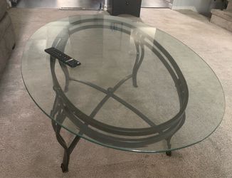 TABLE AVAILABLE (Many other furniture and non furniture 🪑 items available, meet in public or at our homes, real cash only)