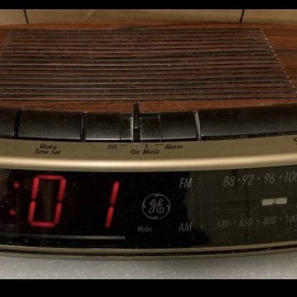 Vintage GE AM/FM F Alarm Clock Radio 7-4619A