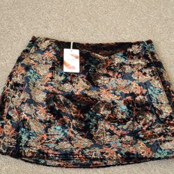 Womens mediumChelsea and violet floral mini skirt .
Nwt ,
