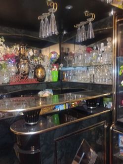 $700 full size black and gold bar set good condition ready for pickup