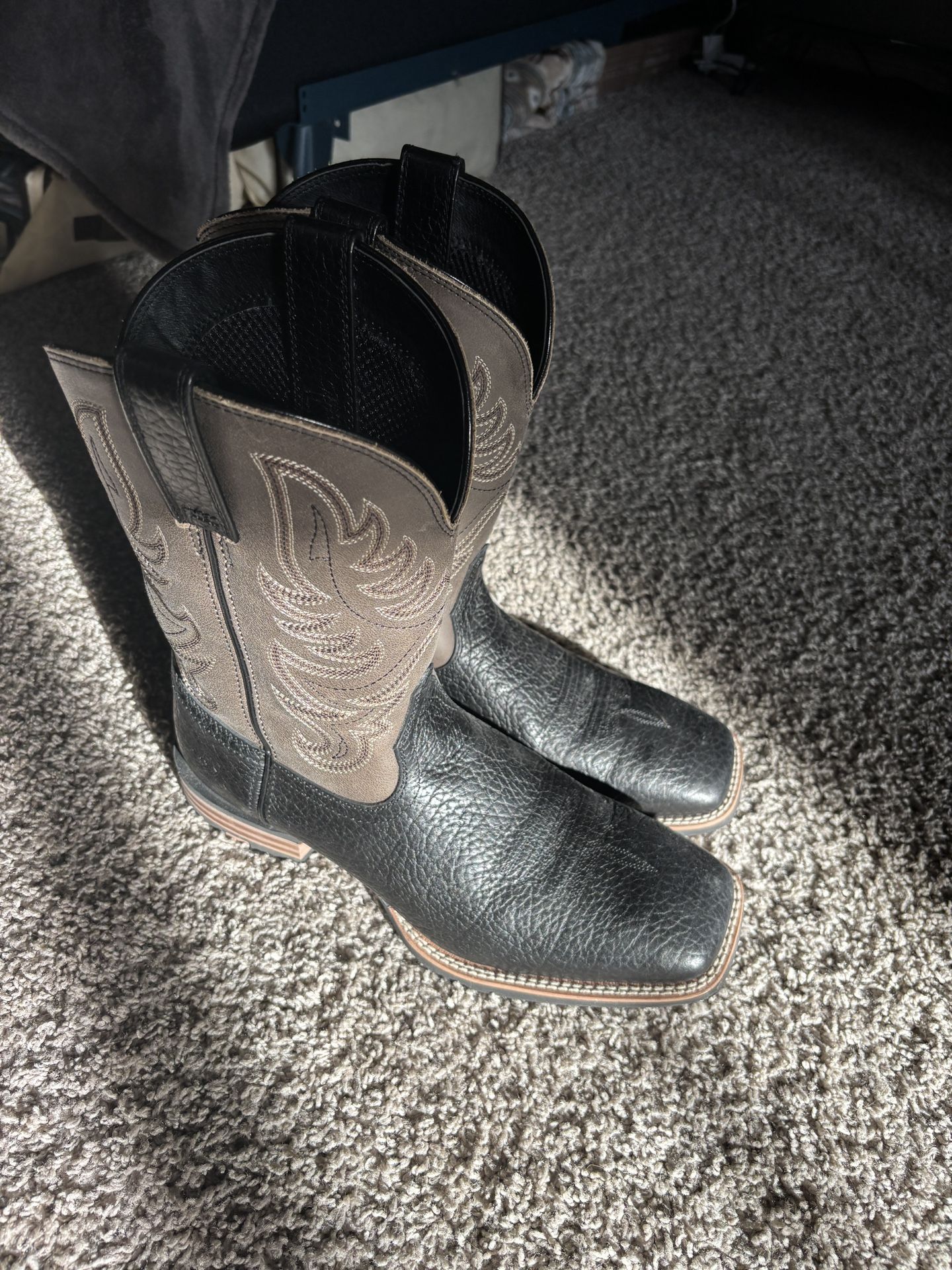 NEVER USED BLACK ARIAT BOOTS