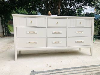 Lovely Like NEW Dresser And Chest Of Drawers 