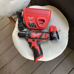 Milwaukee M12 Drill Driver Kit (+Battery &Charger)