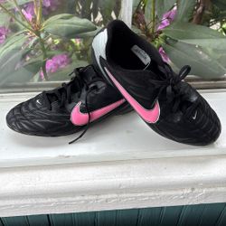 Girls Nike Soccer Cleats - Size 5.5
