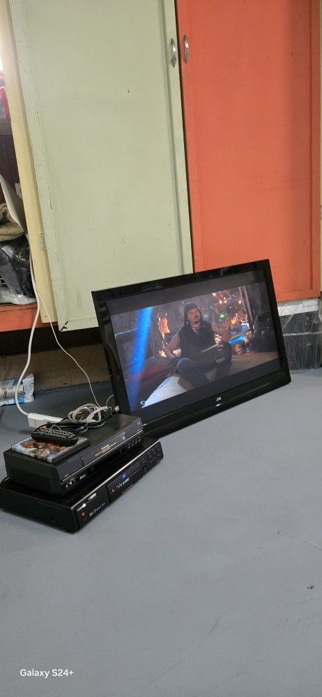 JVC JLC37BC3000 37-Inch 1080p LCD TV With TOSHIBA DVD Video Player & 4 Head Video Cassette Recorder