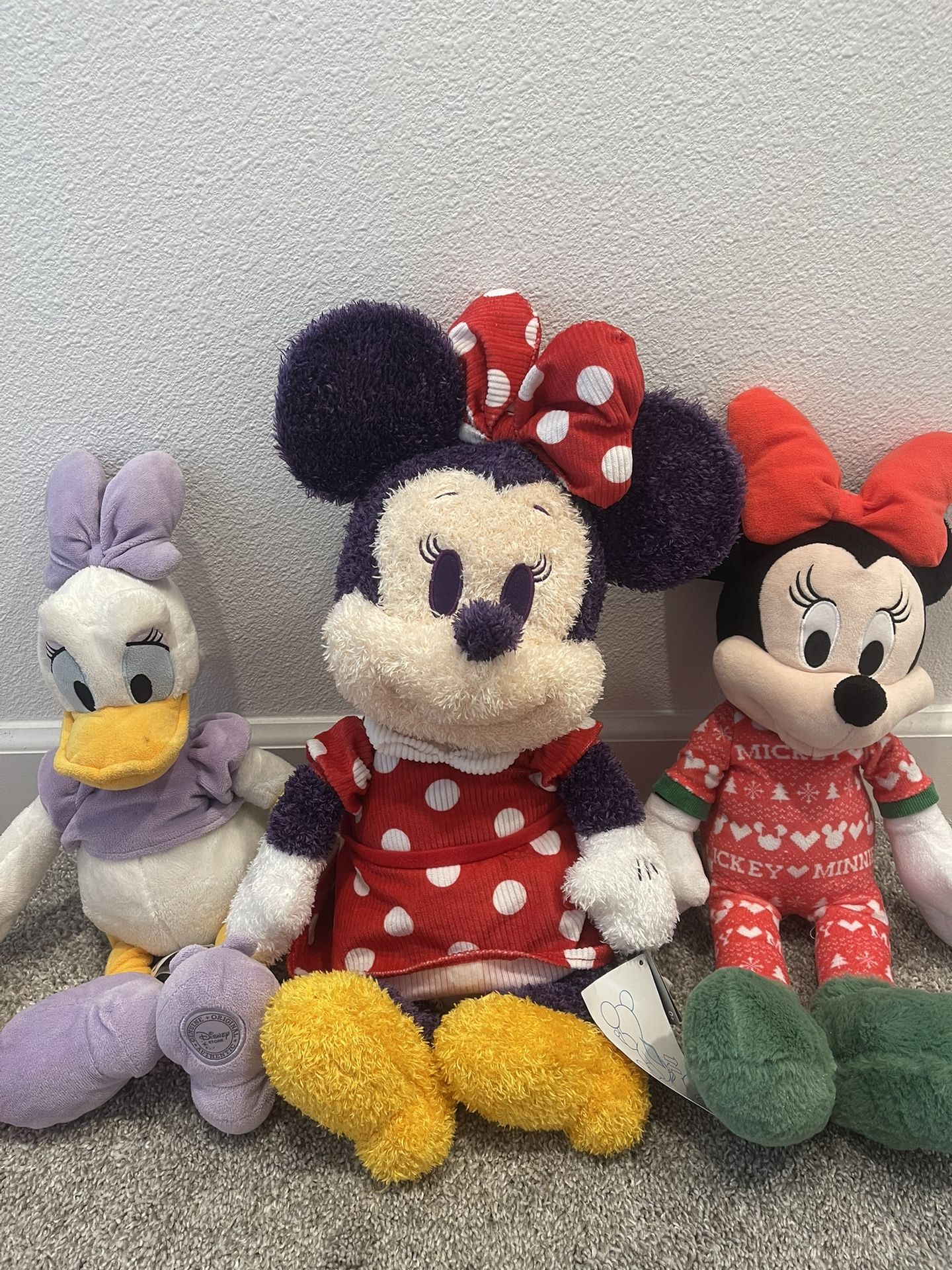 2 Minnie Mouse & Daisy Duck