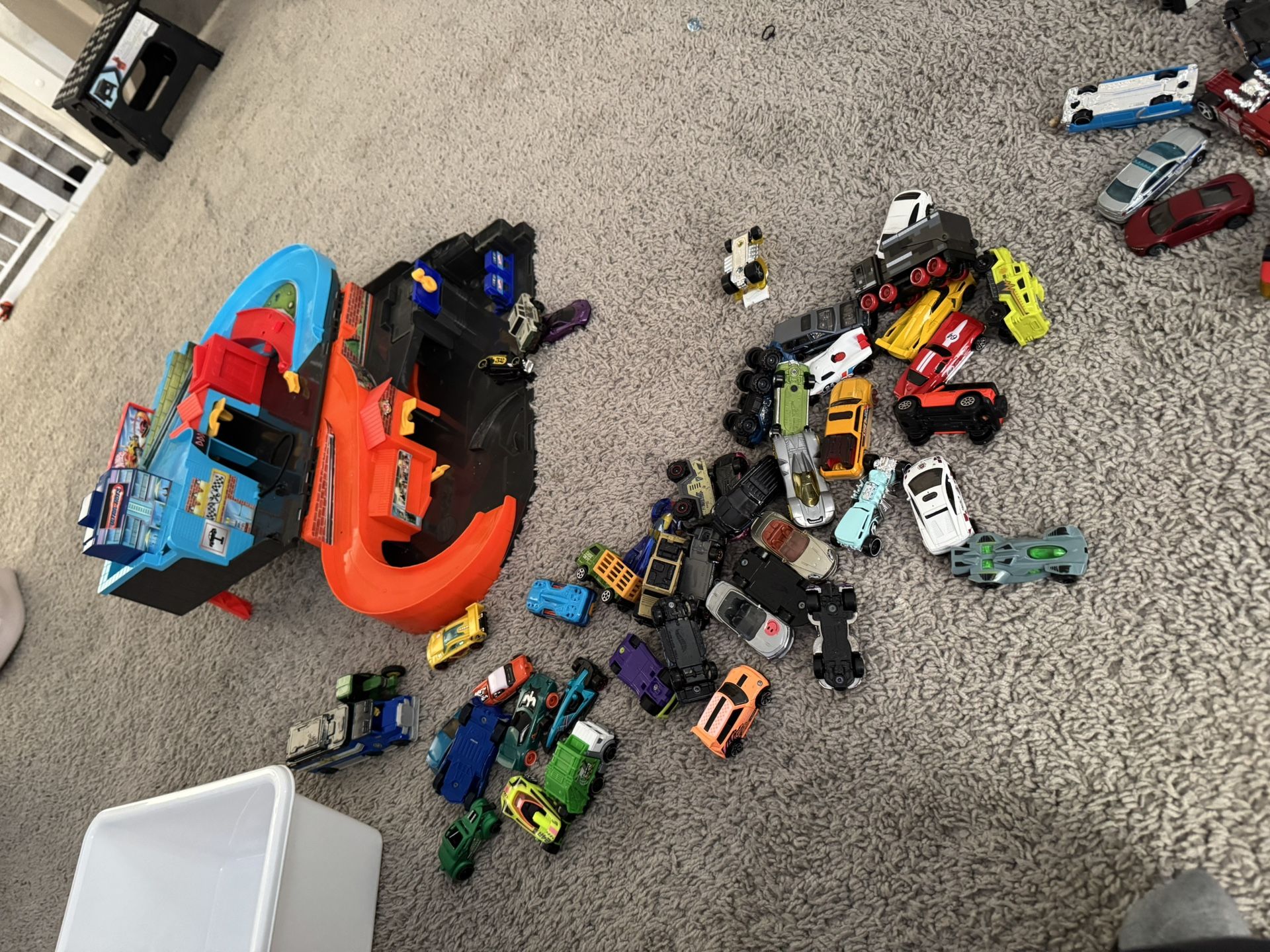 Hot Wheels Cars And Fold Away Play Set