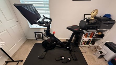 Peloton Bike + Mat – Excellent Conditio