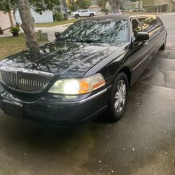 2007 Lincoln Town Car Stretch Limousine