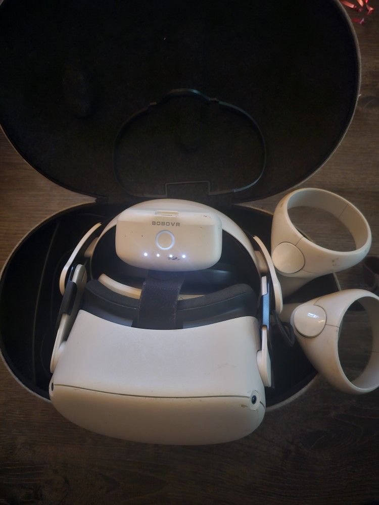 Oculus Quest 2 With Bobo VR Battery Pack 
