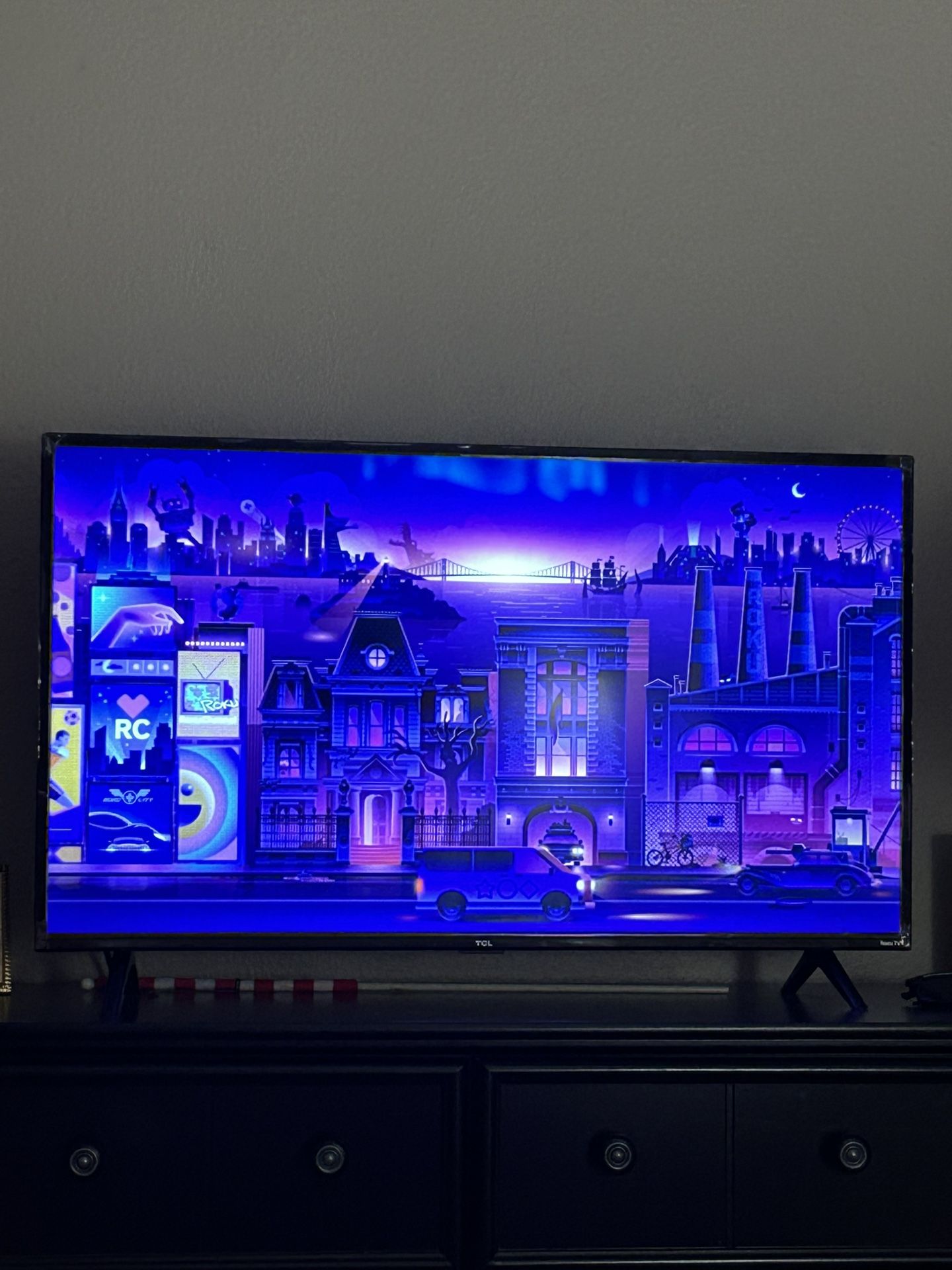 TV TCL-Roku. 40”