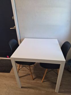 Table with 2 chairs