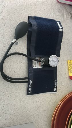 3B Scientific™ MDF™ Bravata Palm™ Aneroid Sphygmomanometer