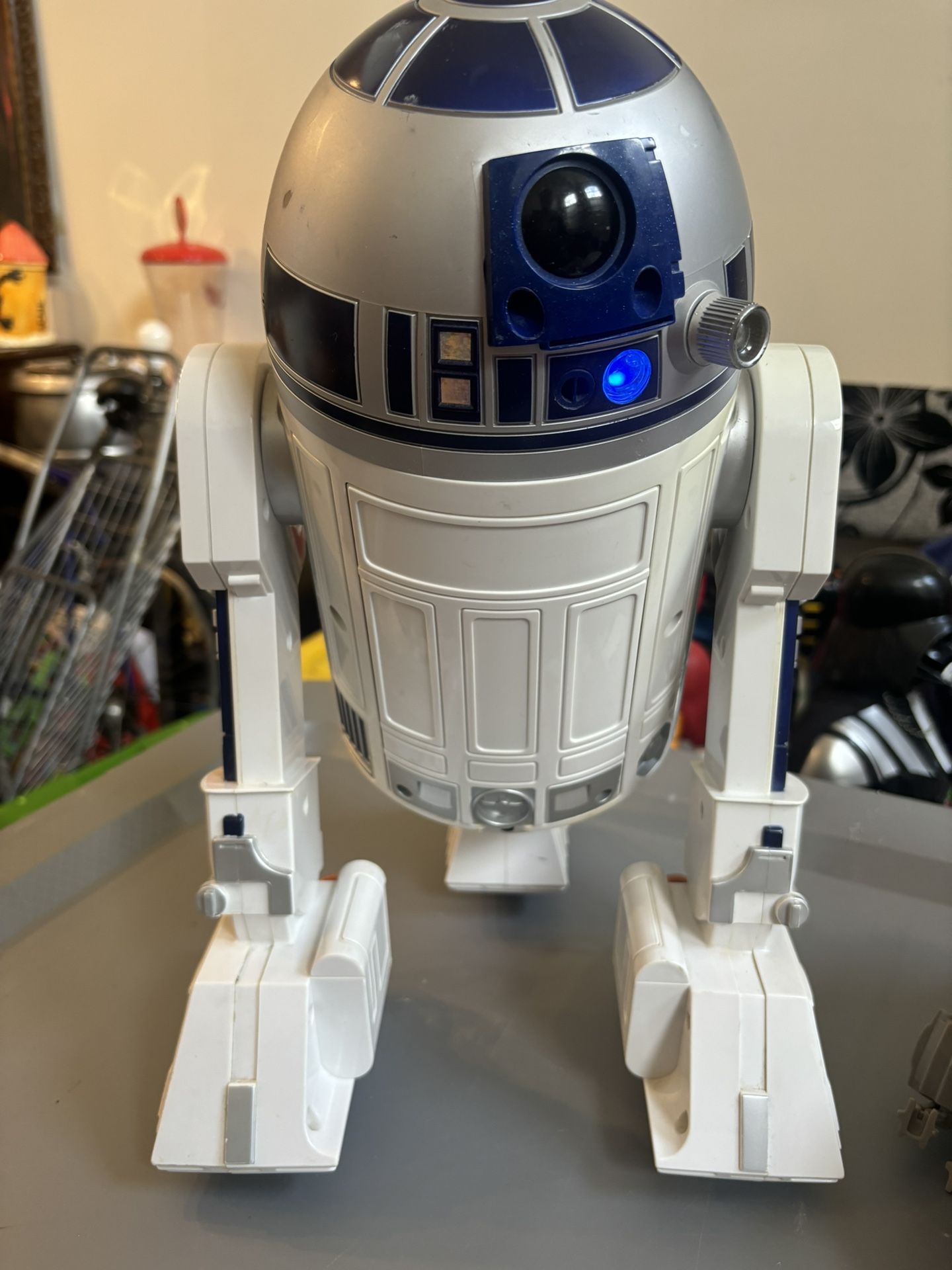 R2D2 Star Wars figure