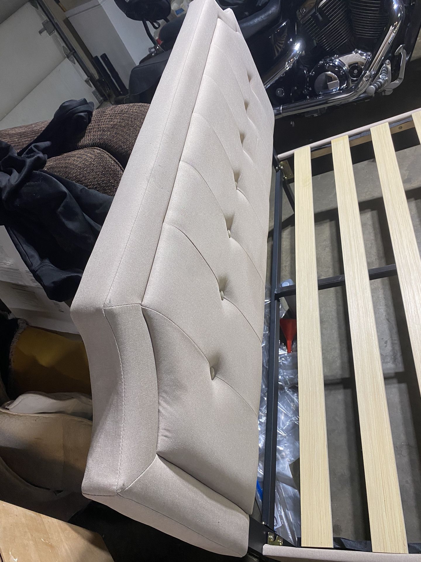 Bedframe with headboard