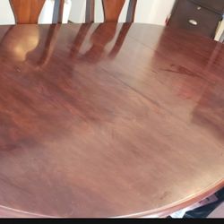 Queen Ann Style dining table and 6 chairs. 2 arm chairs and 4 armless chairs.