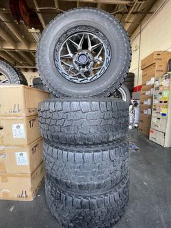 Vendo un set de rines  nuevos con llantas  usadas 285/70R17 LT  en perfectas condition las 4  installation y balance las 4