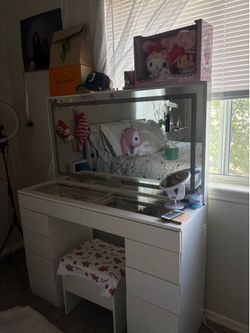 Makeup vanity