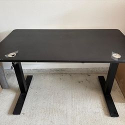 Electric standing desk