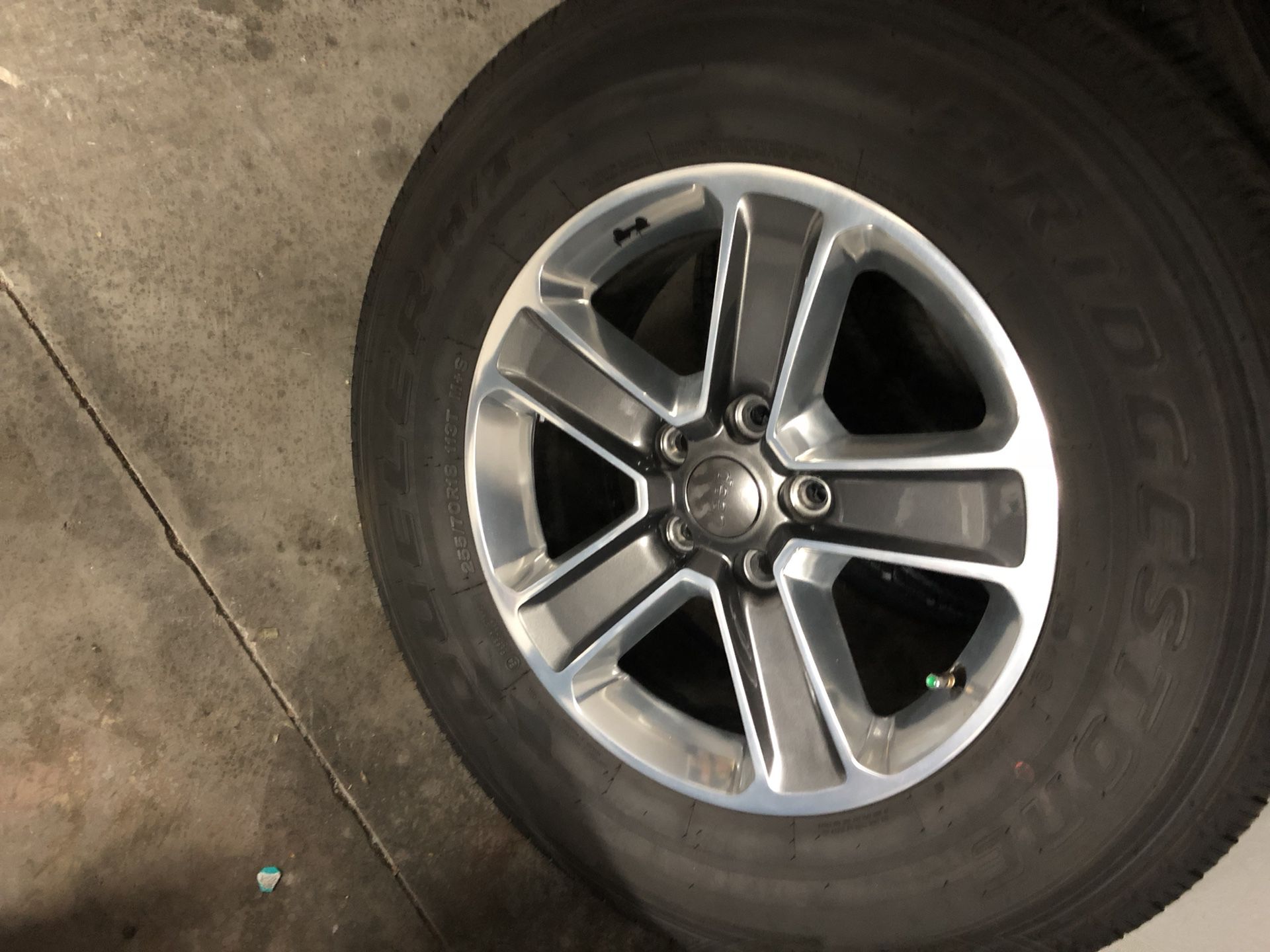 5 2019 Jeep Wrangler Sahara wheels and tires JL