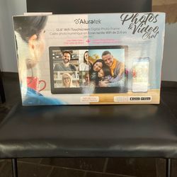 New Digital Photos and Video Chat Frame, WiFi Touchscreen,  16gb