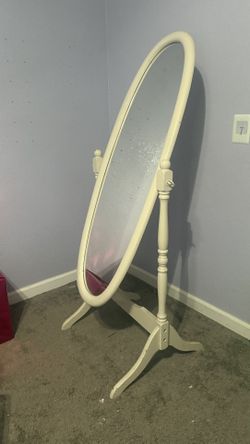 Vintage Standing Oval Mirror – Cream Color